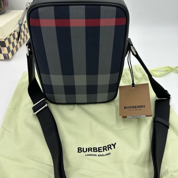 Men's Burberry, paddy  check messenger bag adjustable strap made in Italy - Picture 2 of 12